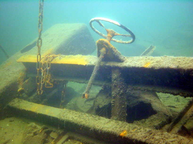 LKW-Fahrgestell unter Wasser